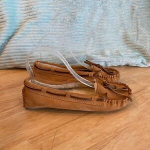 Minnetonka tan leather loafer slippers